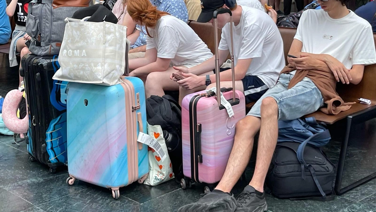 Turisti in attesa alla stazione in una immagine d’archivio