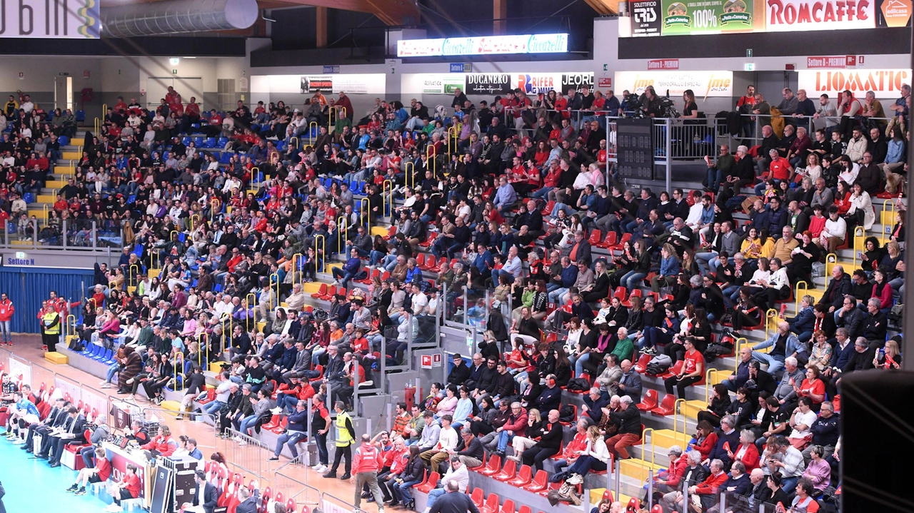 Tra bandiere, cori e applausi, i tifosi rendono unica l’atmosfera di un campo da volley, sostenendo la squadra fino all’ultimo punto