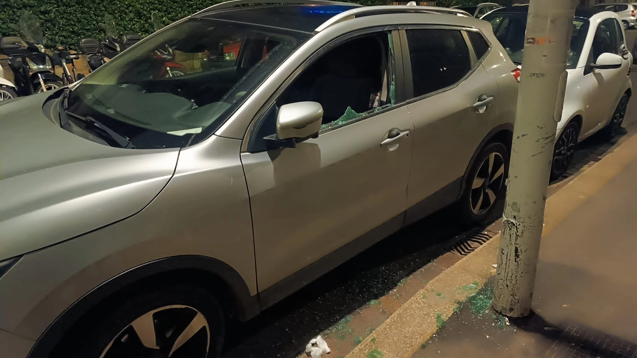 Una delle auto vandalizzate