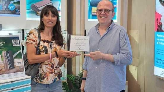 Pamela Maionchi di Confcommercio premia Nicola Pieri che ha raggiunto il traguardo di 25 anni di attività con la sua tabaccheria