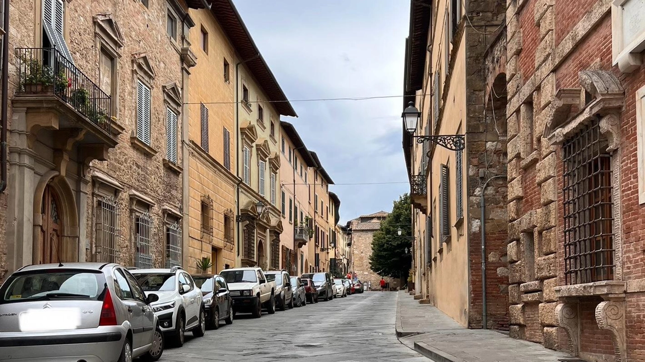 La strada dove è avvenuta l’aggressione a coltellate: indagano i carabinieri