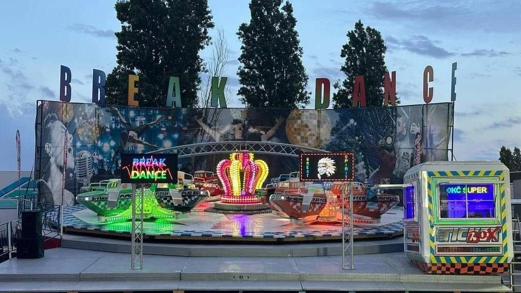 Luna Park in piazza. Piace il nuovo gioco: "Break Dance"