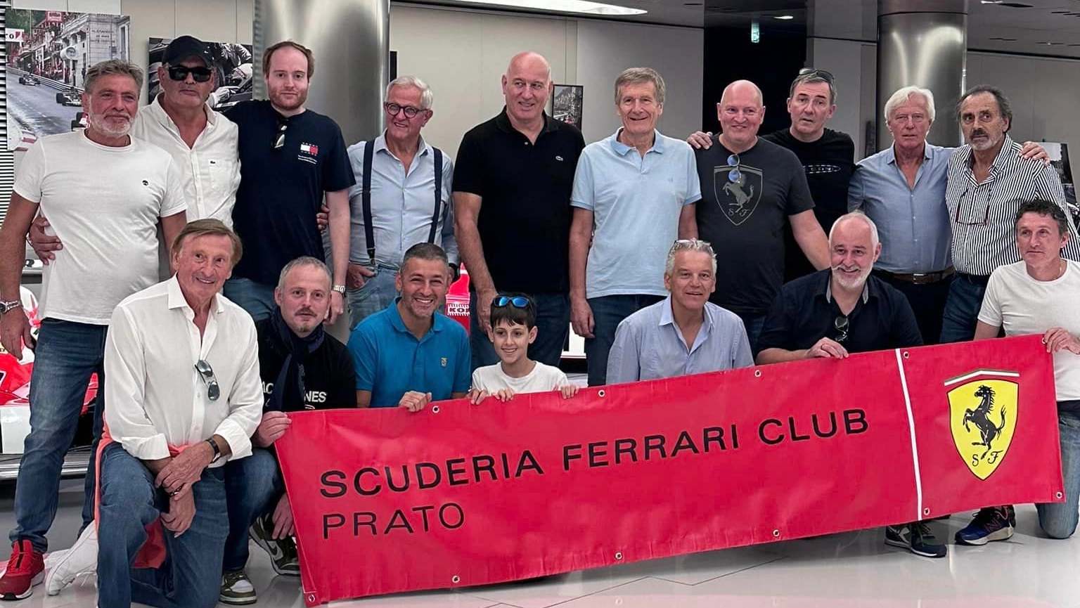 La delegazione del Ferrari Club Prato insieme a Thierry Boutsen