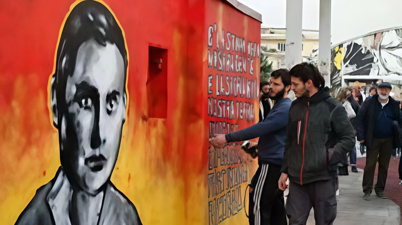 Il murales con l’omaggio a Salvetti realizzato all’ex mercato coperto dai giovani della Casa Rossa Occupata dopo la vicenda della svastica coperta