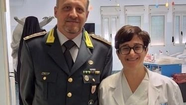 Militari della Guardia di Finanza di Grosseto donano sangue per il centro regionale, dimostrando generosità e vicinanza alla comunità locale.