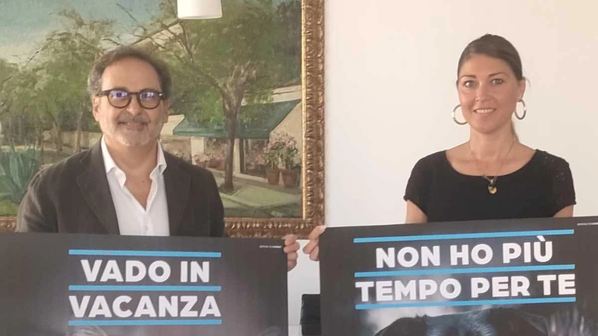 Il sindaco Francesco Persiani e l’assessora Monica Bertoneri con i manifesti della campagna contro l’abbandono degli animali domestici