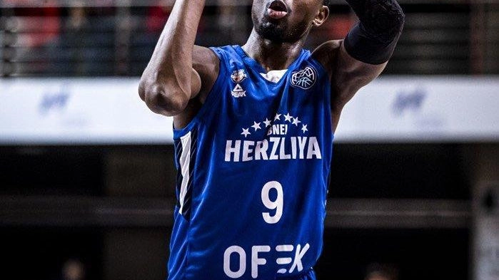 Maurice Kemp in maglia Bnei Herzliya dove ha giocato nel 2022-2023