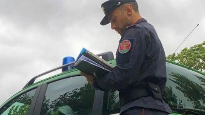 Una foto di carabinieri Forestali durante alcuni controlli