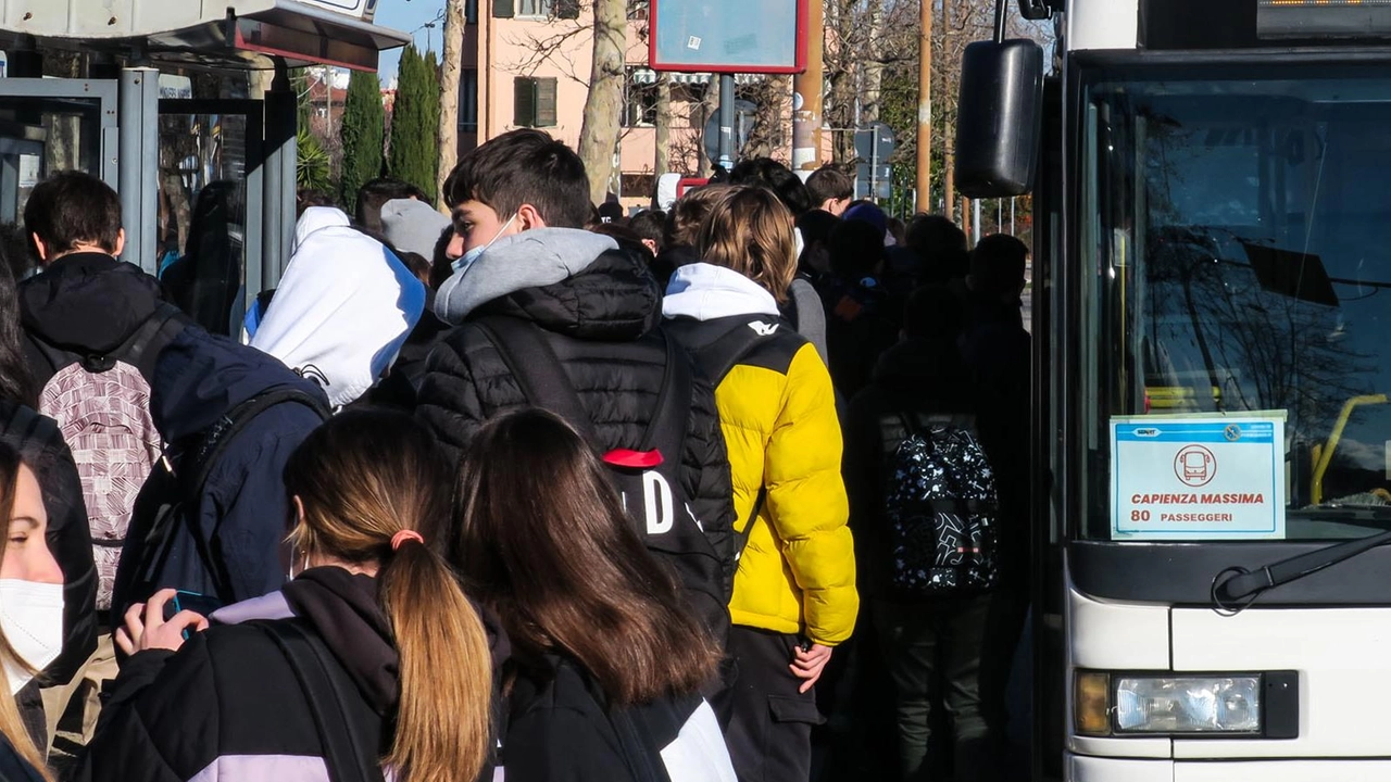 Studenti in fila per salire su un autobus all’uscita della scuola (foto d’archivio)