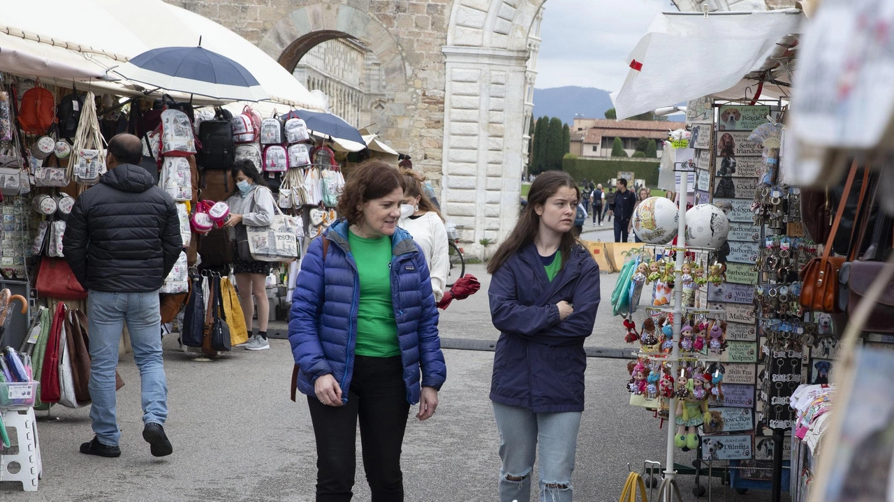 I gestori delle nuove bancarelle di souvenir di zona Piazza dei Miracoli pagheranno un canone di poco superiore ai 3mila trecento euro all’anno