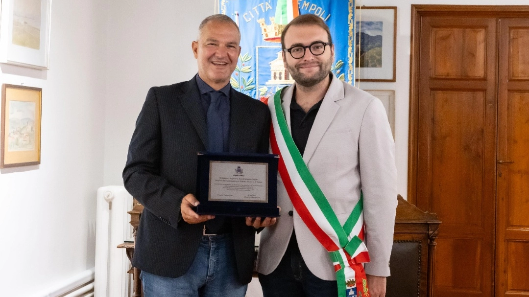 Il sindaco Alessio Mantellassi consegna la targa a Francesco Zunino