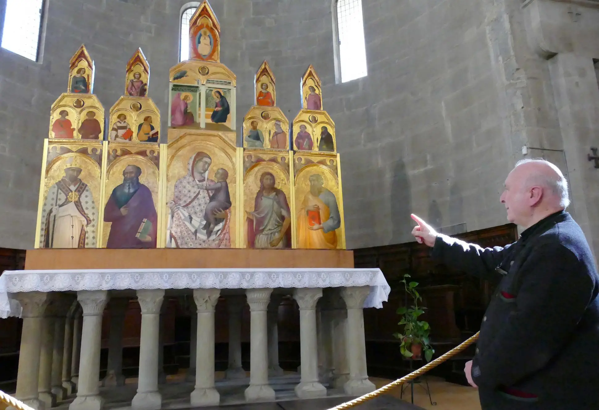 Pieve a nuovo con il Polittico. Porta a vetri per ammirarlo