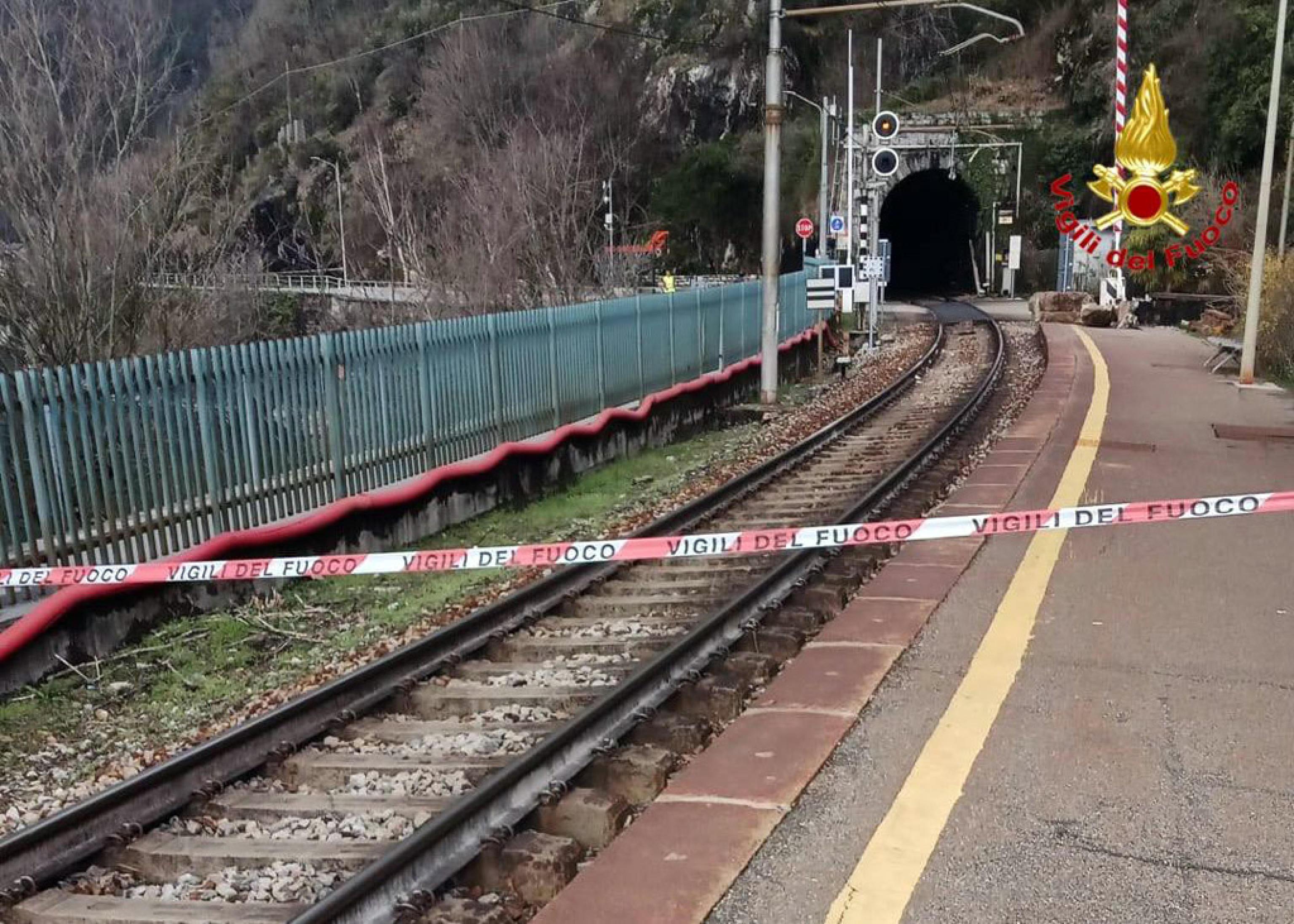 Frana sulla ferrovia, sospesa la circolazione dei treni: “Almeno tre giorni di lavoro”