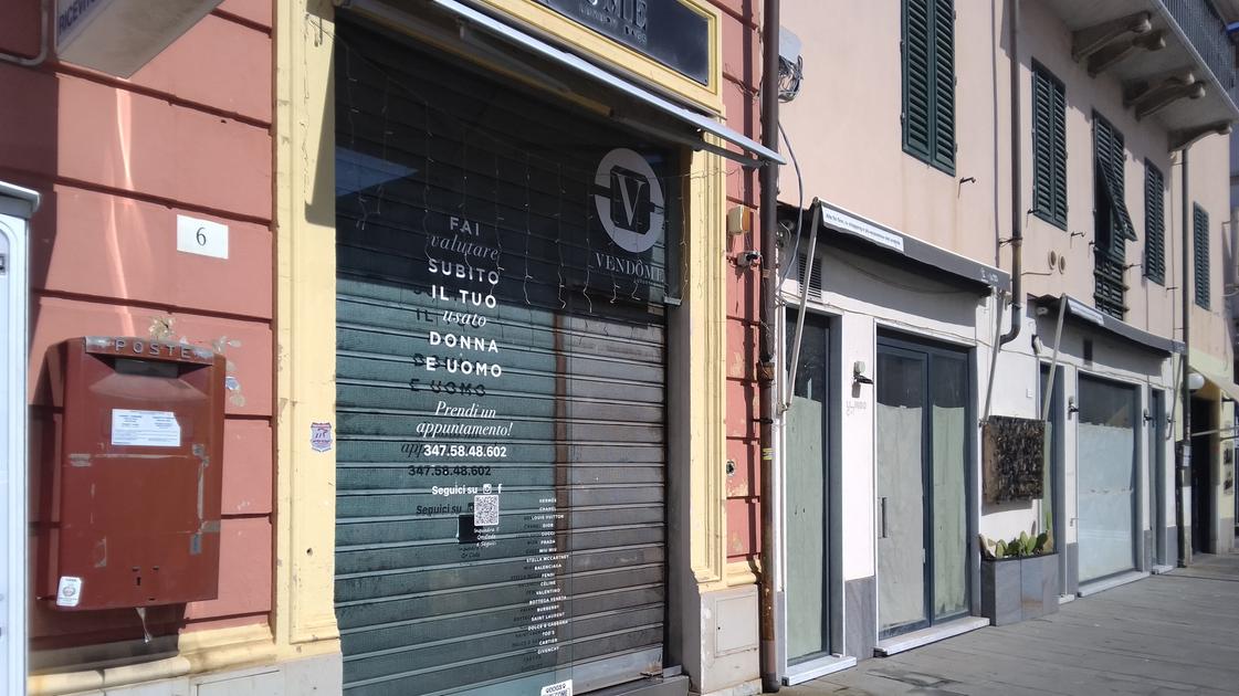 Spaccata nella notte a Viareggio, boutique saccheggiata. ‘Mi hanno rubato la vita’