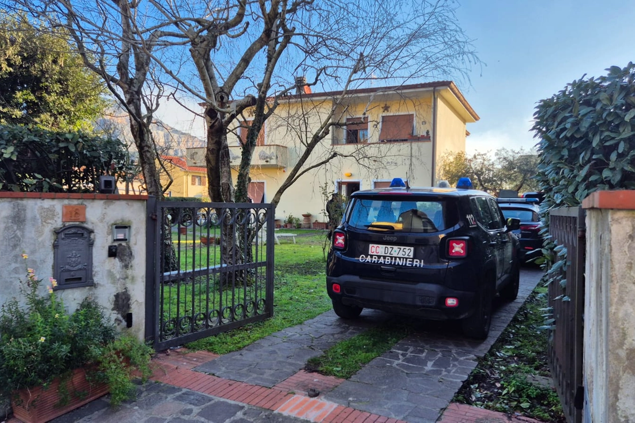 Incendio in un'abitazione, due vittime. Sul posto 118, vigili del fuoco e carabinieri (Foto Del Punta /Valtriani)