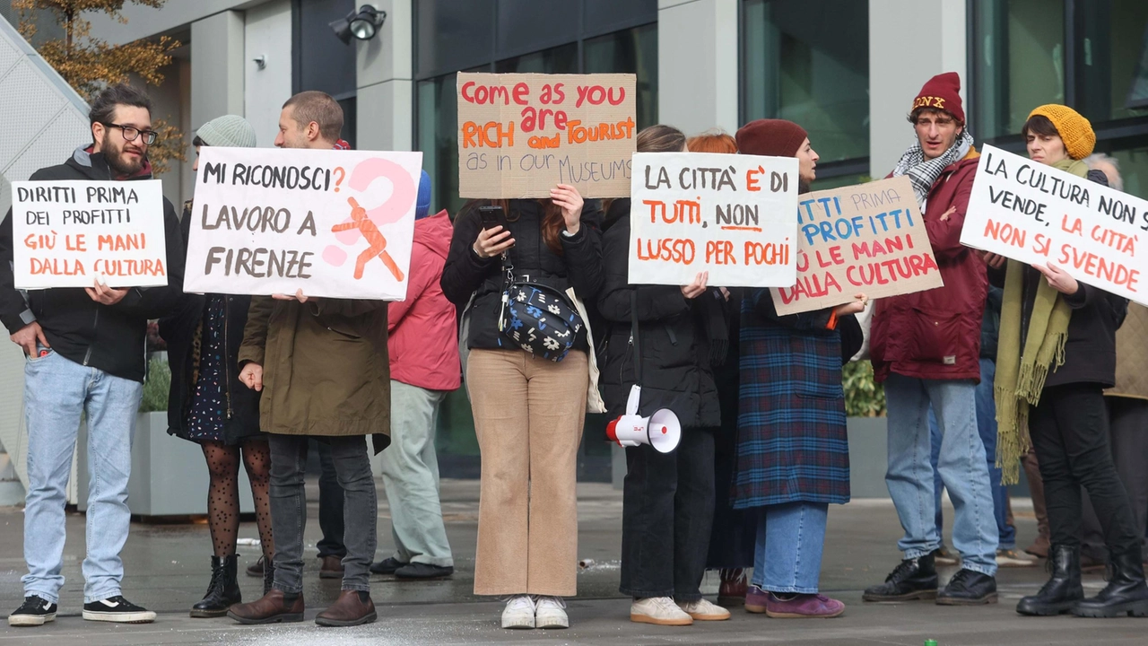 Studenti e attivisti davanti a The Social Hub con cartelli e striscioni (New Press Photo