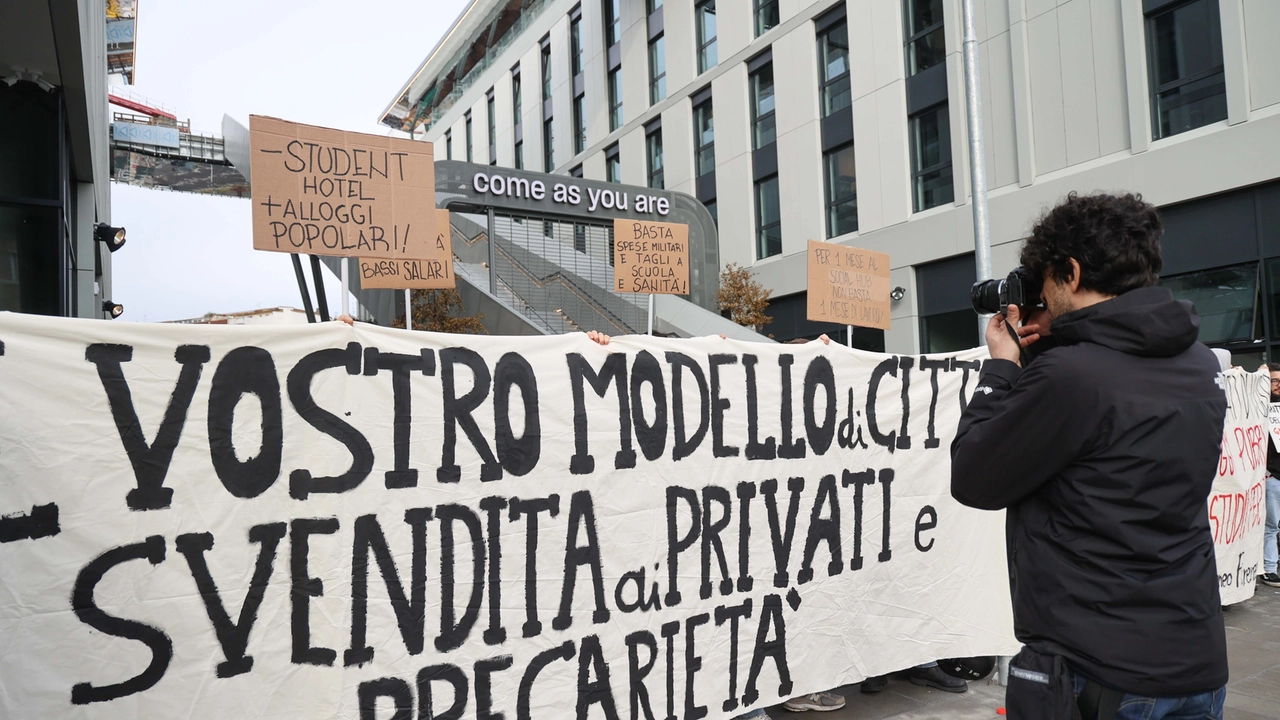 Studenti e attivisti davanti a The Social Hub con cartelli e striscioni (New Press Photo