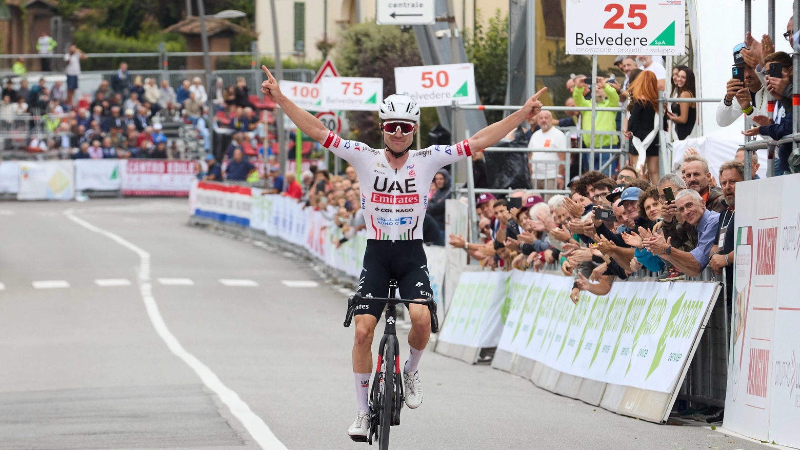 L'arrivo di Marc Hirschi a Peccioli (Foto W. Pettinati)