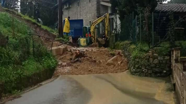 Uno scuolabus, aiutato dai vigili, costretto a percorrere via Paradiso contromano