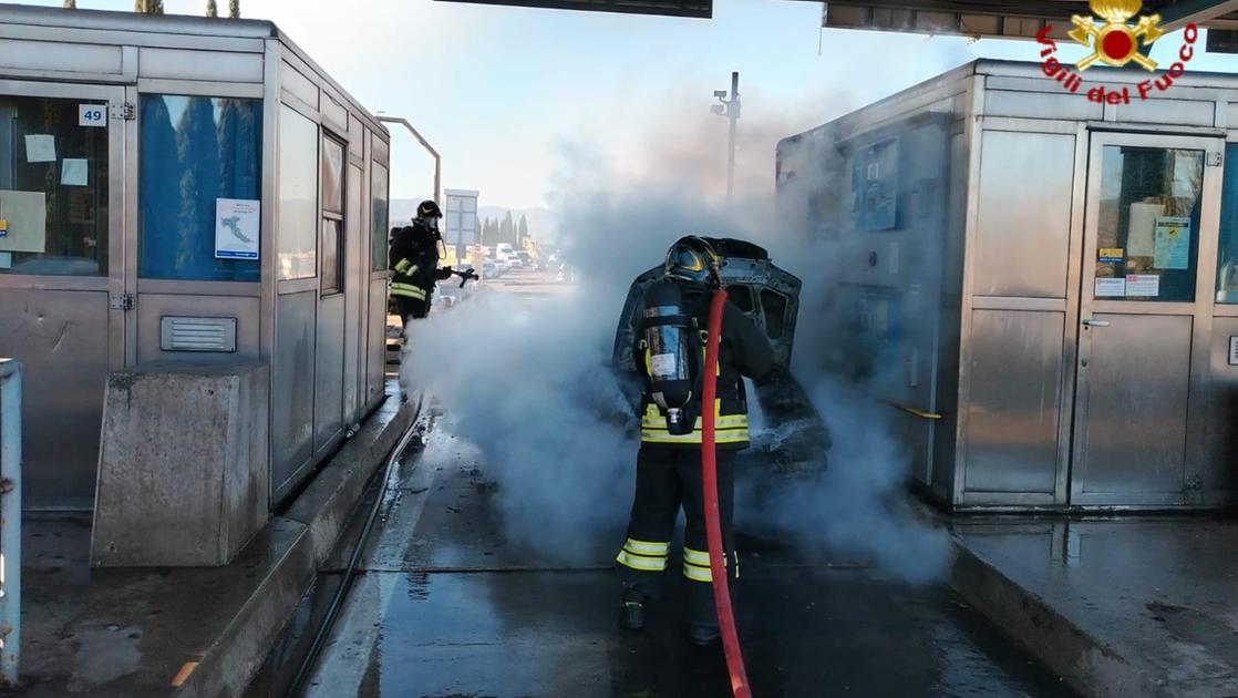 Auto in fiamme al casello autostradale, il conducente scappa e si salva