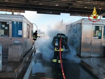 Auto in fiamme al casello autostradale, il conducente scappa e si salva