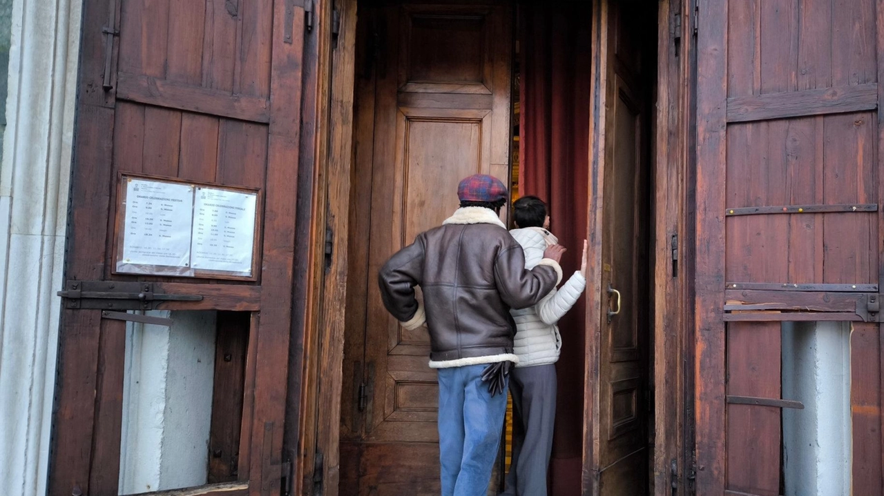 Ecco come si presentava il portone della chiesa di Santa Maria delle Carceri domenica mattina