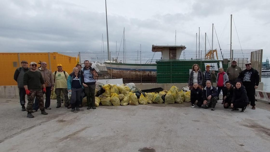 Pulizia sulla spiaggia del Triangolino ’Adopt a beach’, l’iniziativa verde