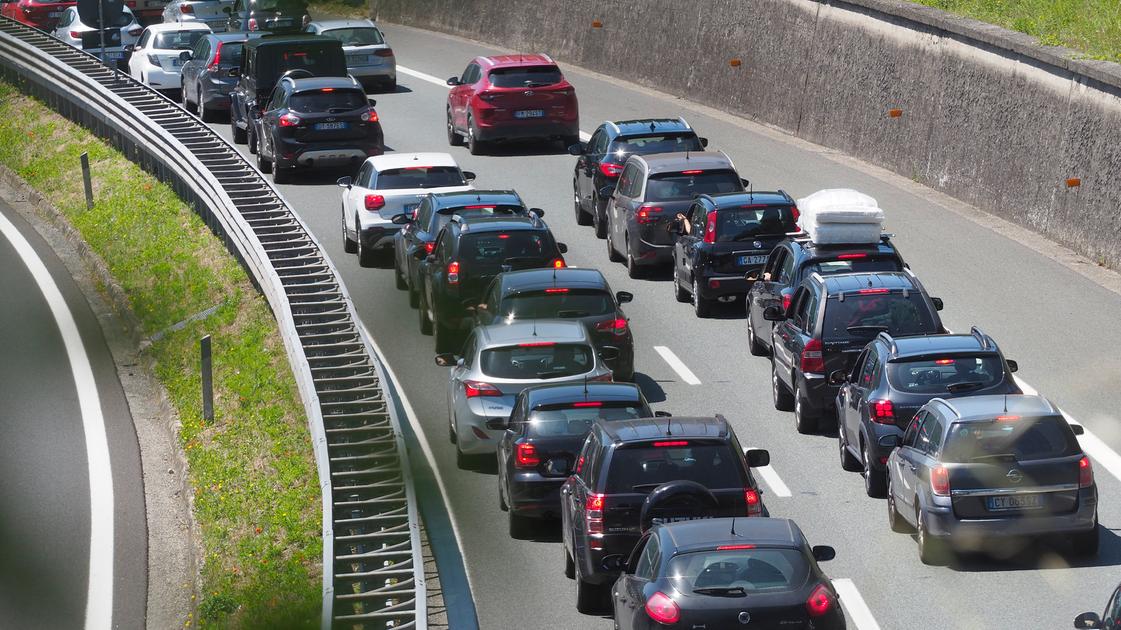 Maxi tamponamento in autostrada, sei veicoli coinvolti: traffico in tilt e lunghe code verso sud