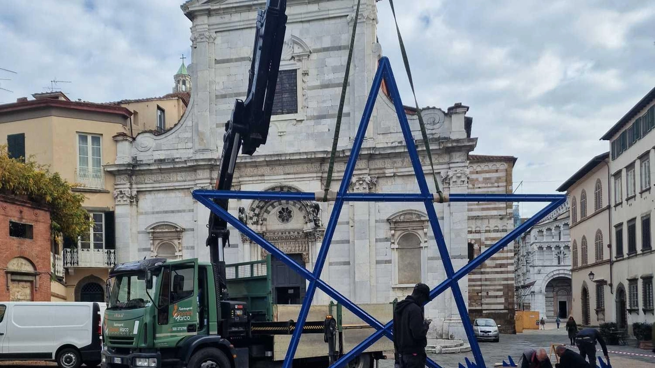 La spettacolare installazione prende forma in piazza San Giovanni