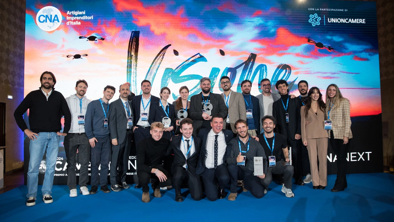 Foto di gruppo dei premiati al concorso di Cna per i cambiamenti. Quattro startup toscane in evidenza