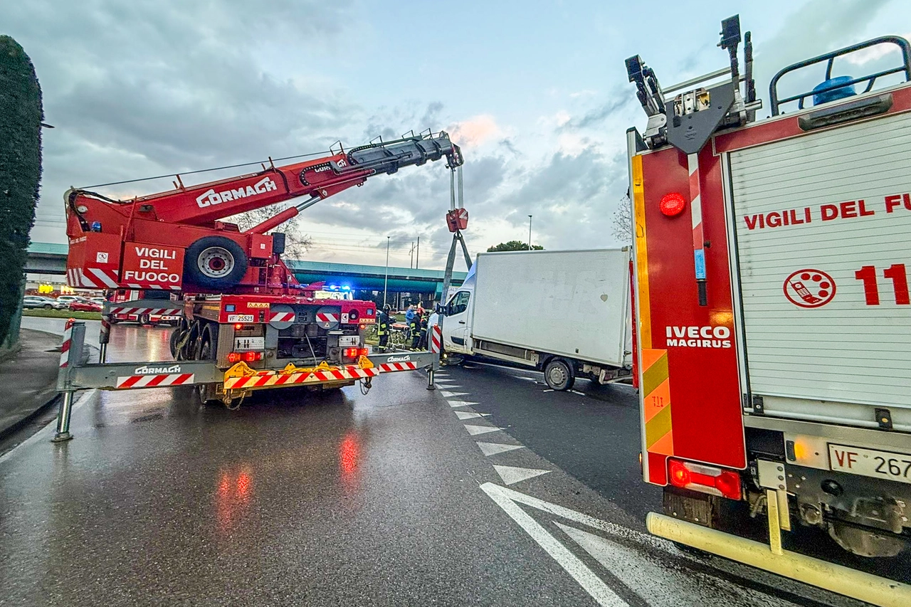 L'autogru dei vigili dei fuoco è stata impiegata per riposizionare il furgone sulla sede stradale (Fotocronache Germogli)