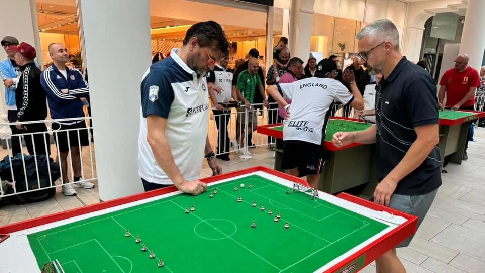 A sinistra il campione del mondo campigiano di Subbuteo Maurizio Colella