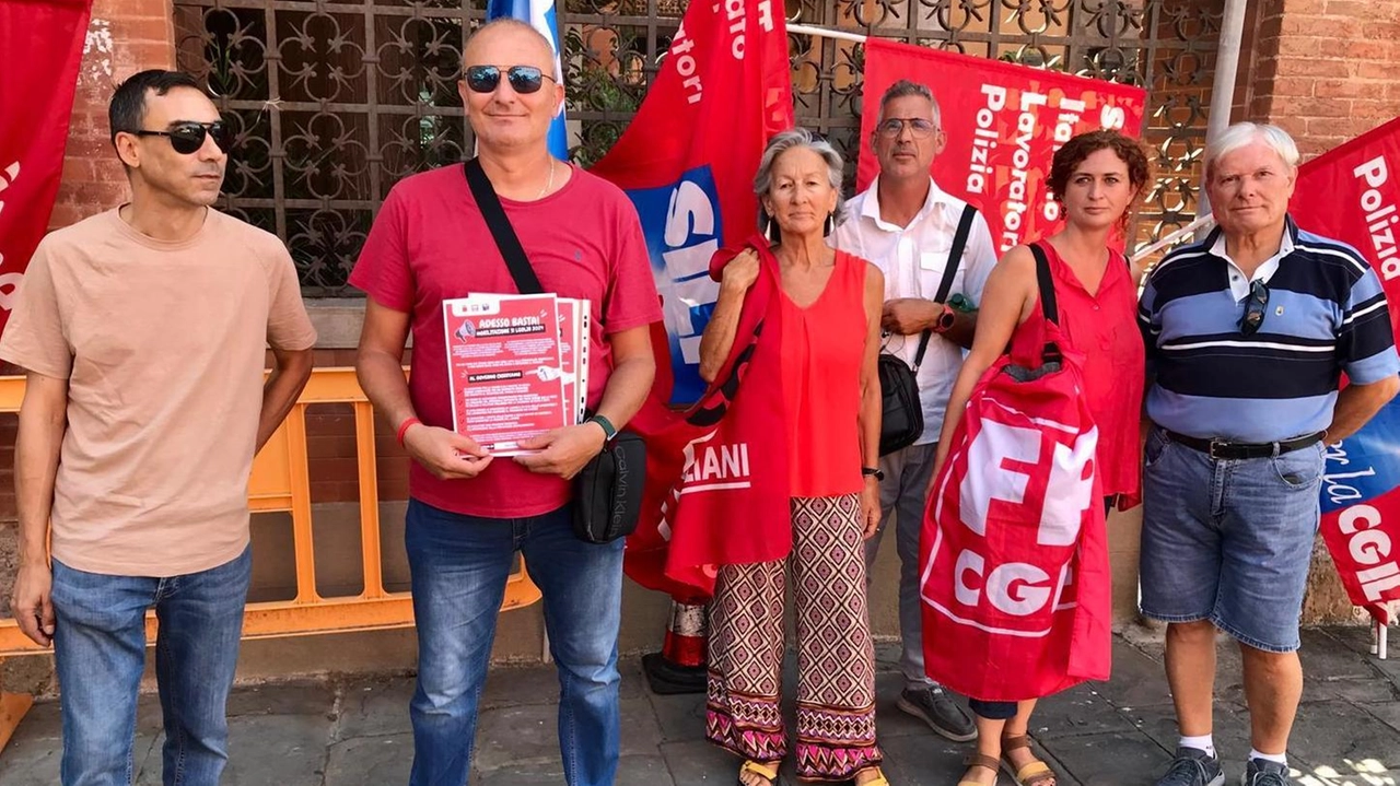 Il presidio Cgil ieri mattina davanti alla Prefettura di Pisa