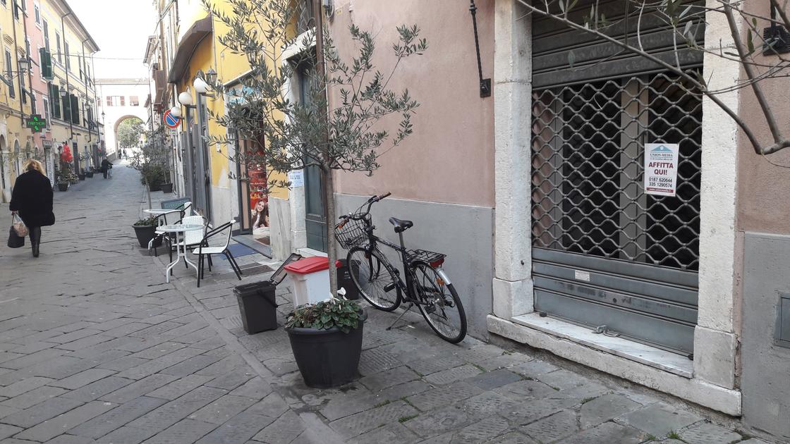 Sarzana, giro di vite sul terziario: stop ai minimarket, bazar e negozi etnici