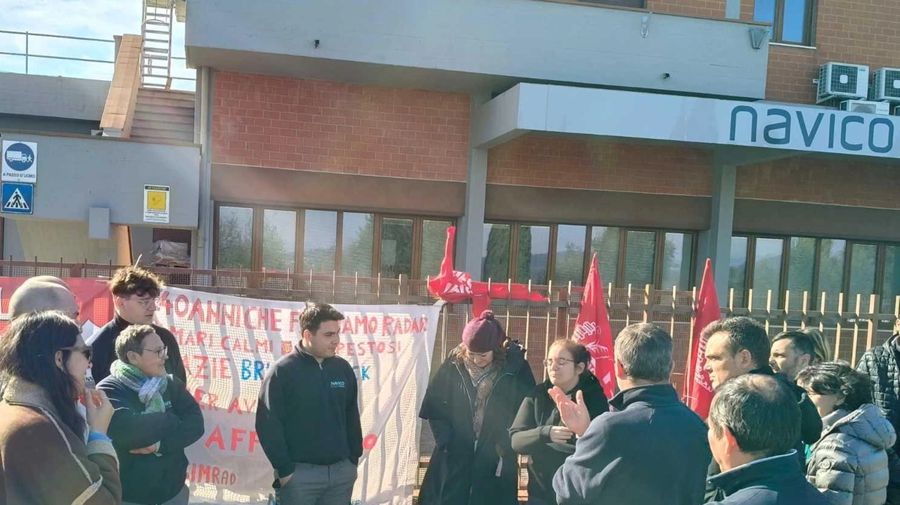 Un gruppo di lavoratori riuniti davanti ai cancelli della Navico: in Valdelsa la multinazionale ha annunciato trasferimento con 27 licenziamenti