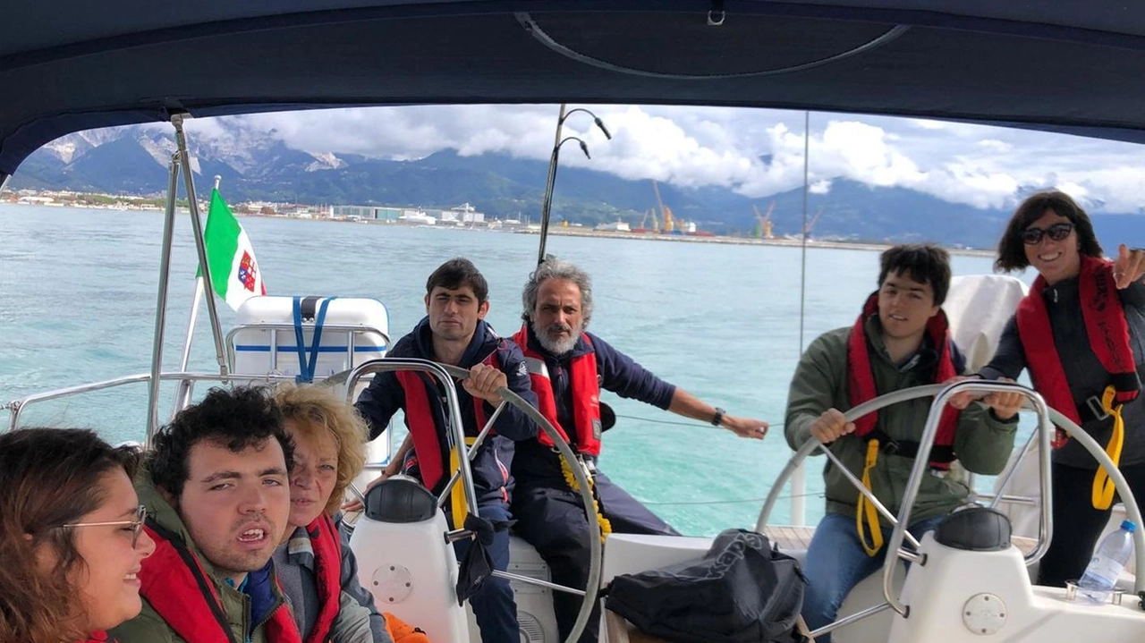 Un momento della prima giornata in barca a vela per i ragazzi dell’Autismo Apuania