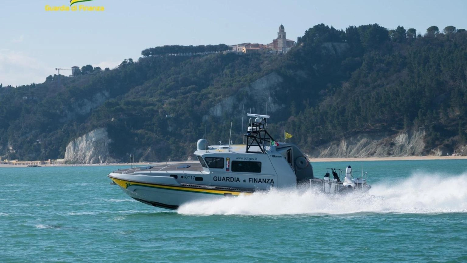 Lo yacht finisce nella rete. Sequestro della Finanza