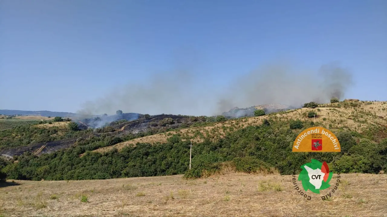 Bosco in fiamme tra Scansano e Campagnatico