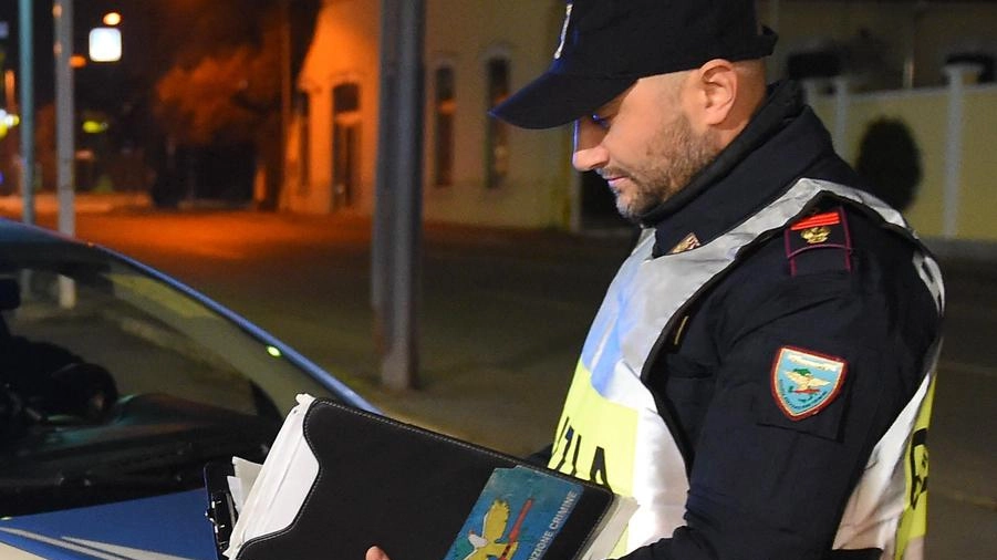 Accoltellato in strada. Uomo di 42 anni trovato agonizzante. È grave in ospedale