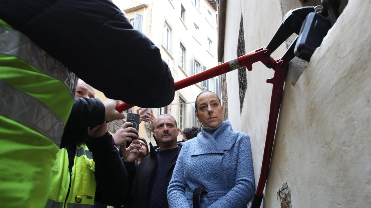 La prima cittadina accompagna la Municipale nel blitz: già fatte sparire 14 scatoline fuori regola. L’annuncio: "Nei prossimi giorni azioni in periferia". E una coppietta resta chiusa fuori in diretta. .