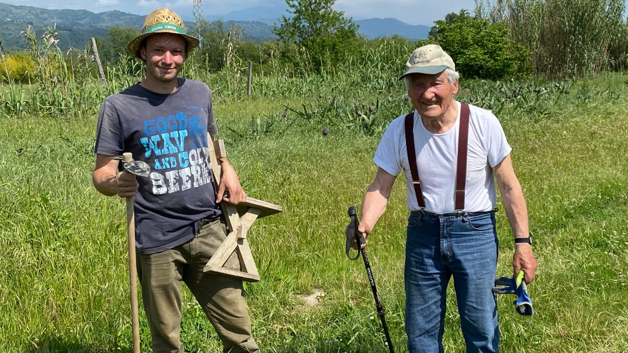 Andrea Ghiggini nei campi insieme al nonno Ivo