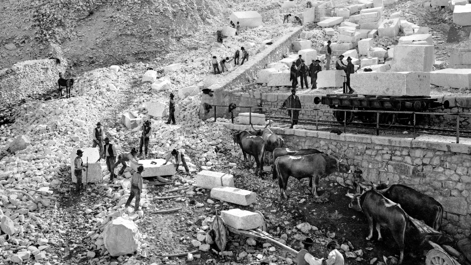 Caricamento di blocchi di marmo alla cava di Rovaccione, Carrara, 1890-1900, (Archivi Alinari, Firenze)