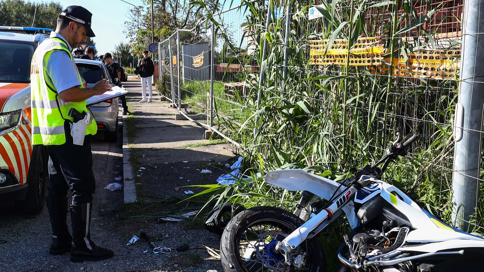 La moto di Prosperi riversa a terra (Foto Tommaso Gasperini/Germogli)