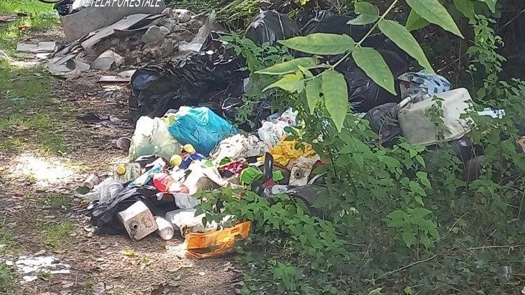 TERNI Serie di discariche abusive scovata dai carabinieri forestali, che hanno denunciato quattro persone. In località La Forca nei pressi...