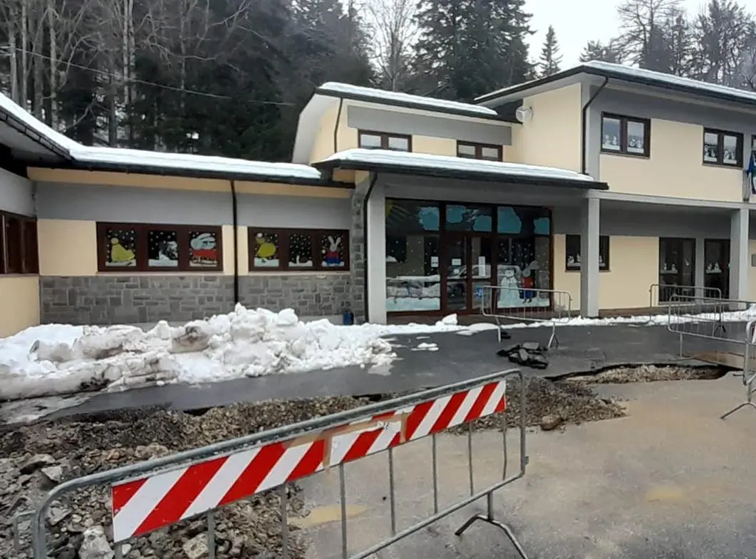 Tubo rotto, la scuola al freddo. Bimbi trasferiti alla primaria. Ieri l’incontro con i tecnici