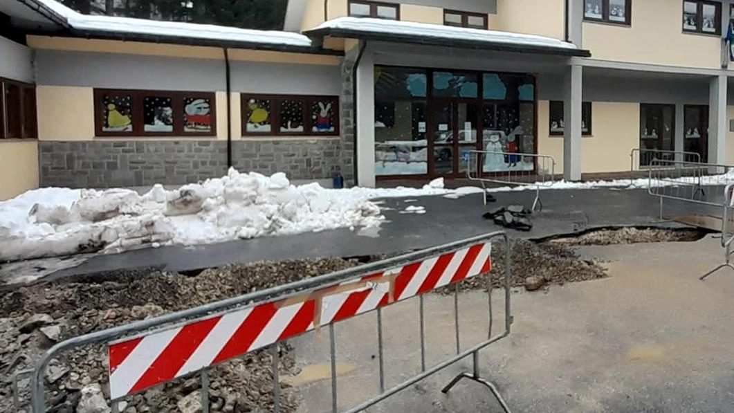 Caos alla materna di Abetone. I piccoli sono rimasti a casa lunedì, poi accolti in un altro edificio ll sindaco Bacci dopo il sopralluogo: "Faremo i lavori in tempi record per risolvere la situazione".