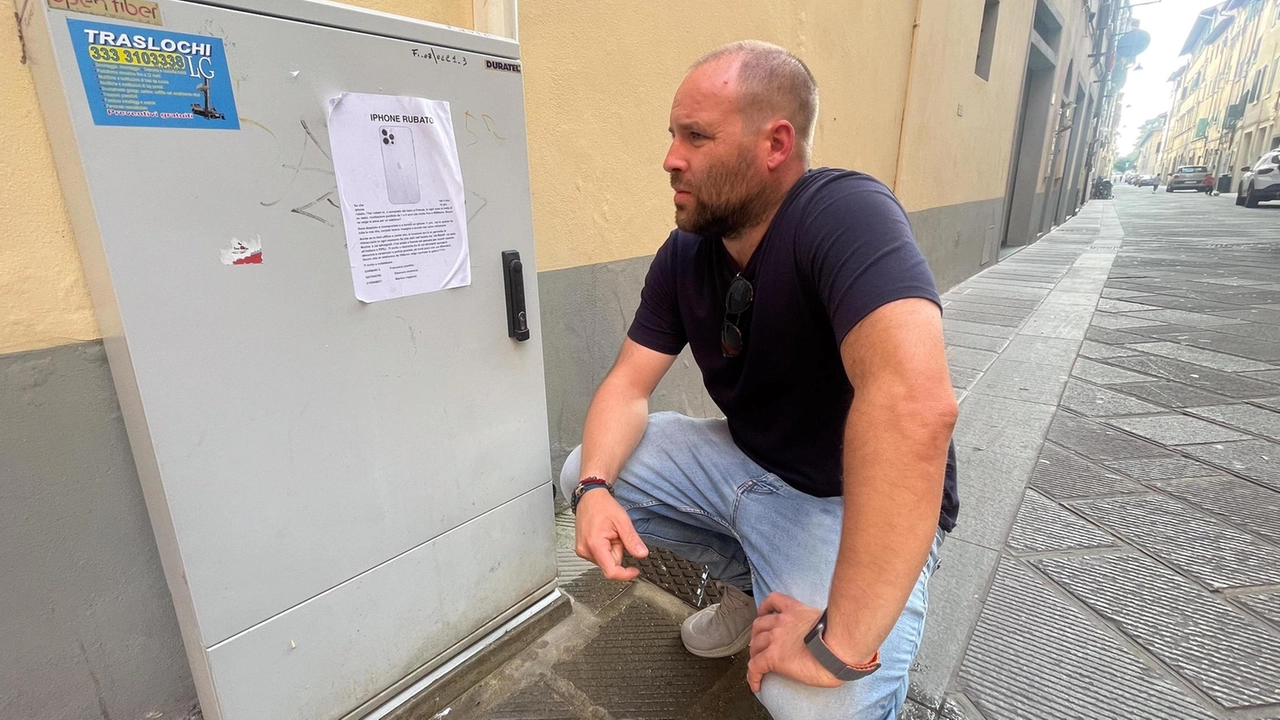 Un passante guarda uno dei tanti volantini affissi dall’insegnante fiorentino nelle strade del centro