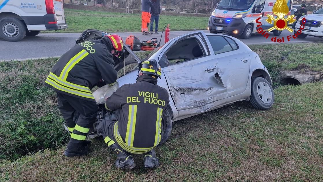 Un’altra ambulanza coinvolta in un incidente: scontro con un’auto che finisce fuori strada. Ferita la conducente