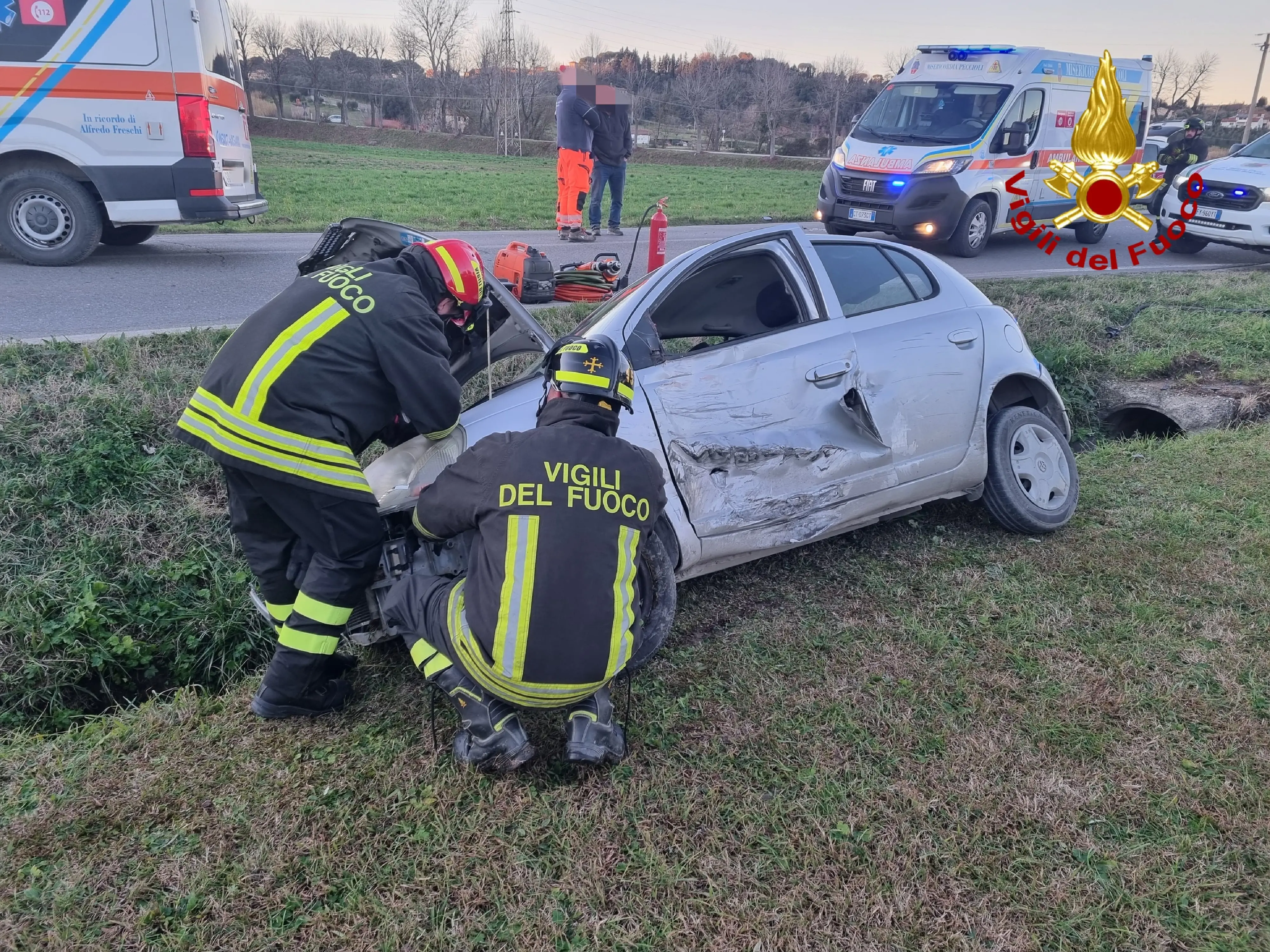 Un’altra ambulanza coinvolta in un incidente: scontro con un’auto che finisce fuori strada. Ferita la conducente