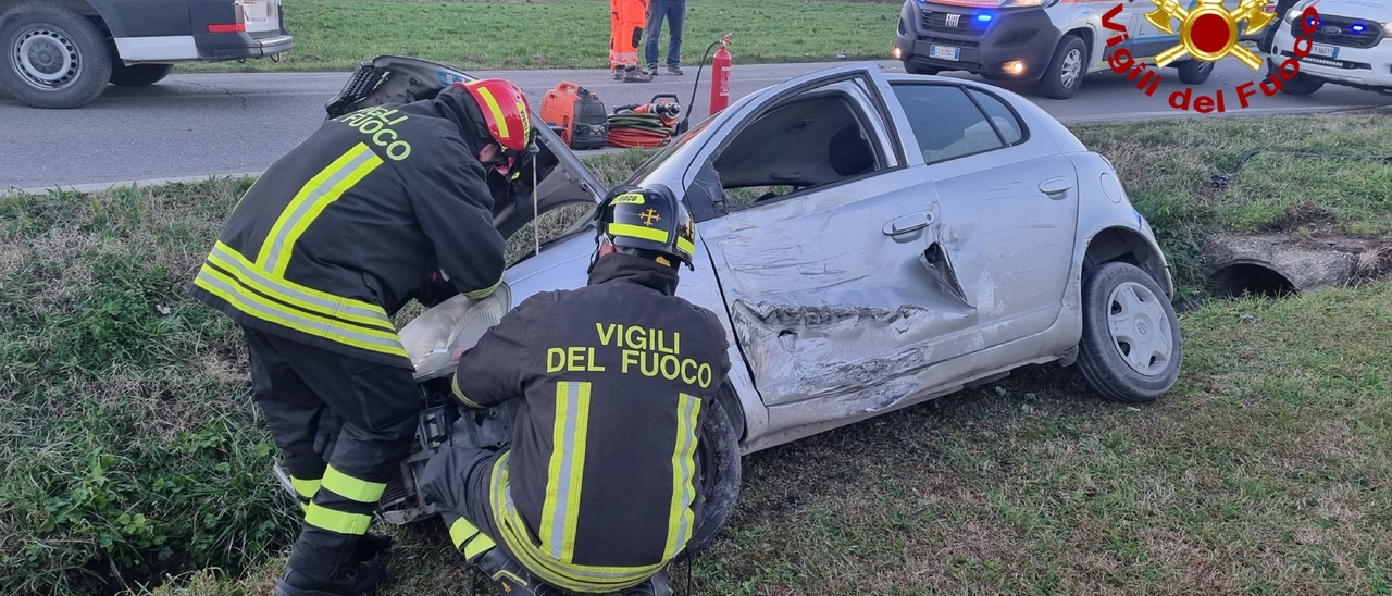 Un’altra ambulanza coinvolta in un incidente: scontro con un’auto che finisce fuori strada. Ferita la conducente